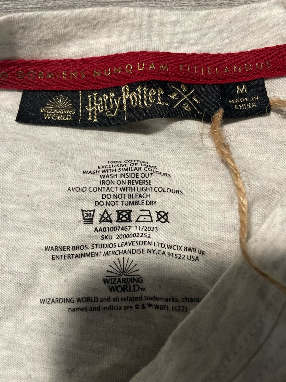 NWT Harry Potter Gryffindor Wizard Graphic Tee Embroidered Crest T-Shirt Size M - Picture 4 of 6